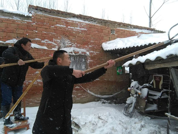 环保局帮扶责任人清扫贫困户房顶积雪2_副本.jpg