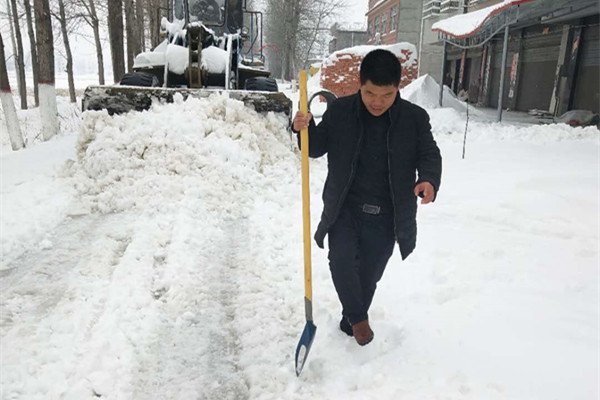 9驻村第一书记李景洲带头清扫积雪_副本.jpg
