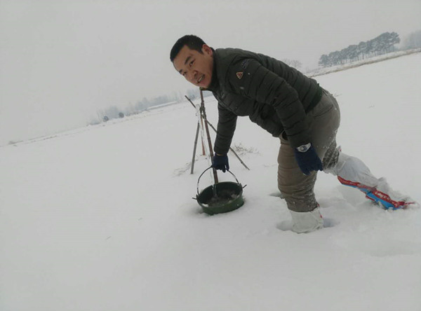 7驻村第一书记常坤帮助群众打水_副本.jpg
