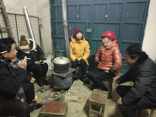4驻村第一书记郭莉等巾帼不让须眉，冒雪走访_副本.jpg