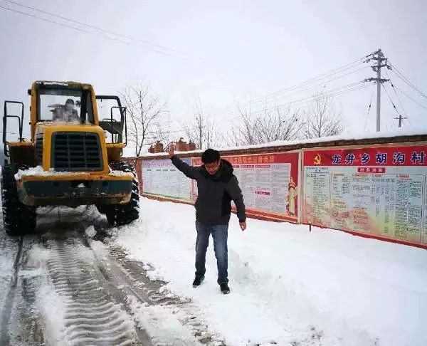 10驻村第一书记董学军组织挖掘机疏通道路_副本.jpg