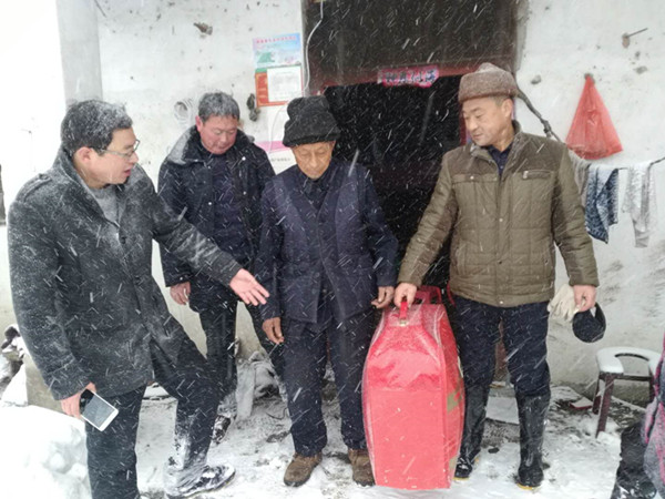 5驻村第一书记袁东亚、胡朝晖等给群众送去棉被_副本.jpg