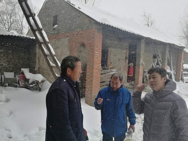 8驻村第一书记吴励强查看贫困户房屋安全_副本.jpg