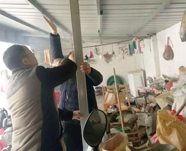 11驻村第一书记李海泉等帮助贫困户加固房屋_副本.jpg