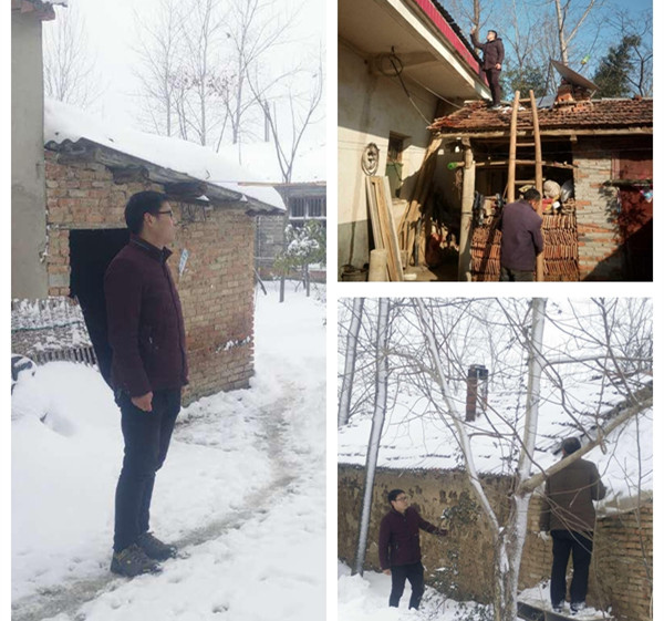 6伞陂镇瓦岗村第一书记李洋查看清理屋顶积雪_副本.jpg