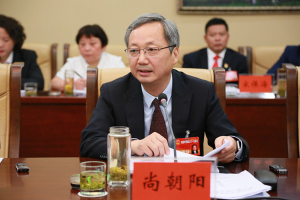 6月5日下午,市长尚朝阳来到潢川县代表团,与代表们一起审议市人大